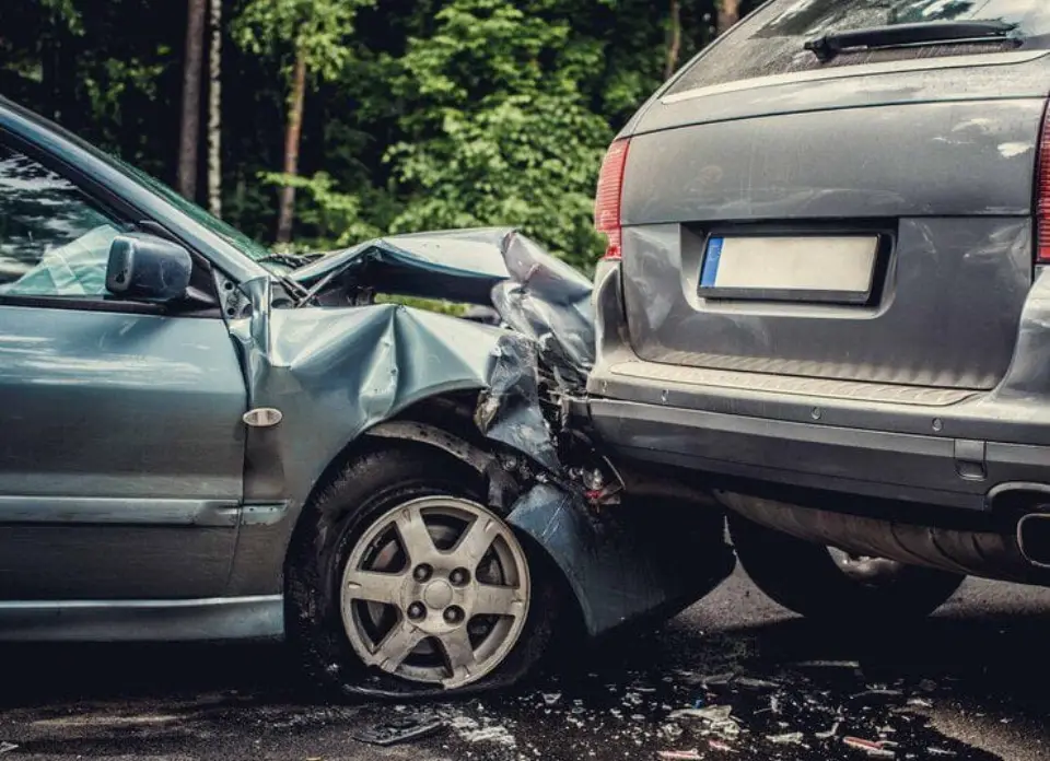 Kolizja dwóch aut na drodze wśród drzew w okolicach Łańcuta — sytuacja, w której wzywana jest laweta FastCar2